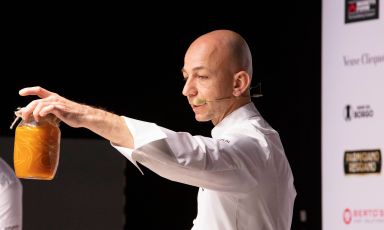 Riccardo Camanini shows the audience at Identità Milano 2022 one of the jars in which he gave a special treatment to pasta
(All photos from Brambilla/Serrani)
