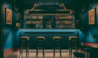 Il progetto Raaro&nbsp;&egrave;&nbsp;nato dall'intuizione del fondatore Claudio Mariottini;&nbsp;quella doppia "a" nel nome&nbsp;simboleggia un&rsquo;eccezionalit&agrave; fuori dagli schemi. L'esperienza sensoriale inizia dall'ambiente, frutto della collaborazione con il celebre interior designer Francesco Barthel, dove l&rsquo;artigianalit&agrave; storica incontra l&rsquo;avanguardia liquida
