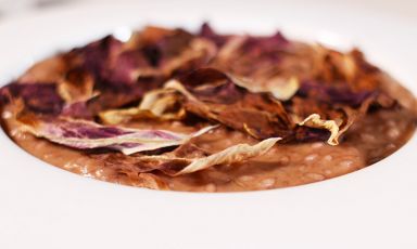 Risotto al radicchio rosso di Verona è il Piatto delle feste 2023 di Davide Botta, chef del ristorante con locanda L'Artigliere a Isola della Scala in provincia di Verona
