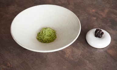 Acetosella, mela nera e cioccolato di Koji​: il piatto del 2021 di Mirko Gatti
