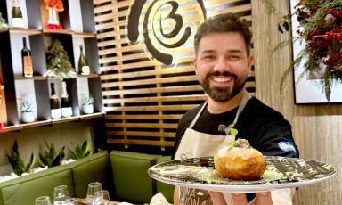 Raf Bonetta nella sua nuova e omonima pizzeria, a Napoli
