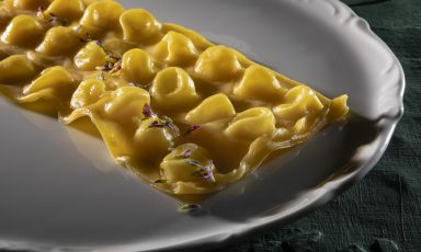 Raviolo di ravioli in otto ripieni, l'evoluzione - presentata a Identit&agrave; Milano 2026 - del classicissimo&nbsp;Raviolo di ravioli in sei stagionature di parmigiano reggiano, di Isa Mazzocchi. Tutte le foto sono di Brambilla-Serrani
