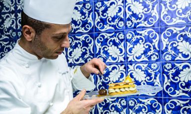 Lorenzo Cuomo, classe 1980, è chef (formato prima come pasticcere) del Re Maurì di Salerno. 
