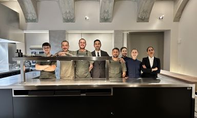 Lo staff di cucina e sala del nuovo Rebis a Desenzano del Garda (Brescia): da sinistra Stefano Marchiori, lo chef Giovanni Di Giorgio, Nicolò Violi, il restaurant manager Valentino Ventruti, Francesco Gabriele, Anastasiia Naumenko, Alessandra Giani, la sommelier Manjit Kaur. Manca solo Erich Arcaio, che era ancora impegnato in cucina. La brigata è molto giovane: Marchiori è un veronese classe 1997, Violi milanese classe 2000, Gabriele da Anzio classe 1986
