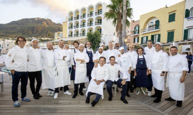 Foto di gruppo di alcuni dei tanti chef, pizzaioli e pasticceri che hanno dato il loro contributo per la cena di gala inaugurale di Ischia Safari 2024. Seduti, i due ideatori Nino Di Costanzo e Pasquale Palamaro
