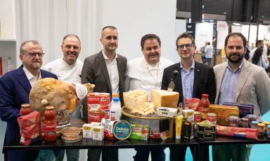 Da sinistra, i relatori della conferenza: Massimo Spigaroli (presidente Fondazione Parma UNESCO Creative City of Gastronomy), Filippo Cavalli (chef Parma Quality Restaurants), Marco Bosi (assessore comune di Parma con deleghe alla Citt&agrave; Creativa UNESCO), Gennaro Esposito (guest chef Cena 2026), Michele Guerra (sindaco di Parma), Giacomo Bullo (Communication manager di ALMA)

