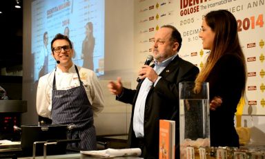 Pizza-researcher Renato Bosco, here on the stage of the tenth edition of Identità Golose together with Paolo Marchi, a few weeks ago presented his idea for the creation of Figli di Pasta Madre, FDP: an association but also a quality mark to add to products prepared with mother yeast, such as those made in his Saporè in San Martino Buon Albergo (Verona)