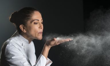 Rosanna Marziale chef&nbsp;del ristorante Le&nbsp;Colonne di Caserta sar&agrave; ospite l&rsquo;1 e il 2 marzo all&rsquo;hub di Via Romagnosi 3 a Milano. Tra le specialit&agrave;, La Palla di Mozzarella ripiena di tagliolini mantecati alla crema di basilico, impanata e fritta, adagiata su una salsa di piselli e salsa di pomodorini del Piennolo grigliati. Menu degustazione a 78 euro, abbinamento vini incluso. Per prenotare&nbsp;clicca qui&nbsp;
