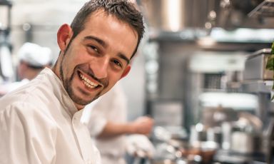 Riccardo Bertolino, chef nato a Bologna, da quasi quindici anni in giro per il mondo con il suo lavoro. Londra, Parigi (era nella brigata a Le Meurice con Alléno quando conquistò la terza stella), New York, Singapore e infine Montréal: da sei anni è l'executive chef della Maison Boulud, creazione del cuoco e imprenditore francese Daniel Boulud, con cui Bertolino lavora dal 2008. E' stato scelto per accompagnare alla finalissima del S.Pellegrino Young Chef 2018 il concorrente canadese
