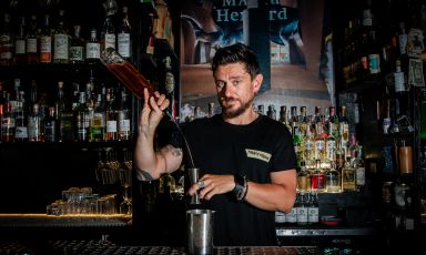 Riccardo Rossi è il bar manager di Freni e Frizioni, oltre che socio. Grazie al suo talento ha scalato le vette delle classifica più ambita nel settore ovvero The World's 50Best Bars
