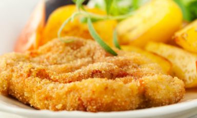 La cotoletta alla milanese avrebbe origini francesi, secondo Alessandro Marzo Magno, autore de Il genio del gusto. Come mangiare il italiano ha conquistato il mondo