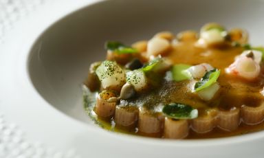 Mare, un piatto, ma soprattutto il manifesto creativo che riflette la&nbsp;nuova direzione di Pasquale D'Ambrosio, chef del ristorante Capogiro al 7 Pines Sardinia Resort, ad Arzachena (Sassari)
