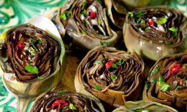 Carciofi alla villanella, una delle ricette che Elisia Menduni ha carpito dai ricettari "segreti" dei Planeta e che ora costituiscono il corpo centrale de Sicilia, la cucina di Casa Planeta, pubblicato da Electa (foto Adriano Brusaferri)