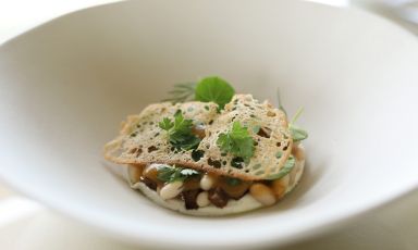 Ricotta di capra, fagioli, pomodori verdi, erbe fresche: il piatto della rinascita di Francesco Mascheroni
