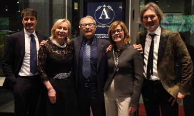 Da sinistra a destra, i dirigenti dell'associazione Famiglie Storiche dell'Amarone.&nbsp;Pierangelo Tommasi (Tommasi), Vicepresidente in carica;&nbsp;Marilisa Allegrini (Allegrini), ex Presidente;&nbsp;Sandro Boscaini (Masi), ex Presidente;&nbsp;Maria Sabrina Tedeschi (Tedeschi), Presidente in carica;&nbsp;Alberto Zenato (Zenato), Vicepresidente in carica&nbsp;
