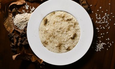 Riso ai tre latti con capperi e genziana: il piatto dell'inverno di Luca Ludovici, chef di Contatto, a Frascati (Roma)
