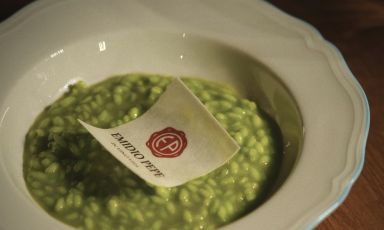 Riso, pomodoro, olio extravergine di oliva DOP Pretuziano delle colline Teramane: uno dei piatti firmati da Davide Di Fabio, chef di Dalla Gioconda, per la serata speciale dedicata all'incontro con i vini e i prodotti dell'azienda agricola Emidio Pepe

