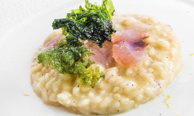 Prosegue la nostra carrellata di ricette che raccontano di come un piatto tradizionalmente nordico come il risotto possa essere esaltato dalla creatività di grandi chef, oltre che dai sapori, del Sud. Oggi ospitiamo un famoso piatto di Gennaro Esposito, due stelle Michelin con il suo Torre del Saracino di Vico Equense, nonché anima della Festa a Vico