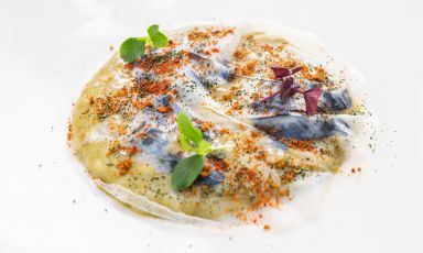 Risotto con seppie, tenerumi e peperone crusco di Roberto Toro all'Otto Geleng del Belmond Grand Hotel Timeo (foto ufficio stampa)
