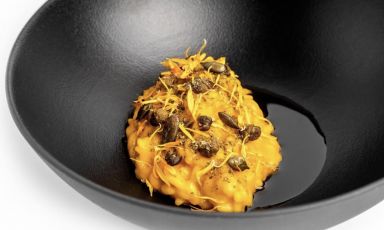 Risotto alle carote e anice stellato, capperi fritti e crema di zucca&nbsp;di Riccardo Monco all'Enoteca Pinchiorri di Firenze
