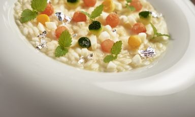 Risotto, limoni, gamberi, zucchine, una delle proposte di Nino Di Costanzo al nuovo ristorante DesChevaliers di Napoli
