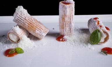 I Rigatoni con pomodoro e mozzarella che diventano un dessert. E' ormai un classico di Cristoforo Trapani, chef del Magnolia dell'hotel Byron, a Forte dei Marmi
