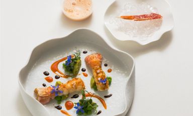 Scampi, avocado, pompelmo e salsa americaine è il Piatto della bella stagione di Antonio Lerro, chef del ristorante Riva, a Numana (Ancora)
