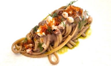 Bavette con calamaretti spillo, bottarga di muggine, peperoncino e aneto, uno dei primi piatti proposti dallo chef Samuele Di Murro al ristorante San Giorgio, Genova
