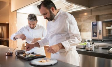 Mario e Remo Capitaneo intenti a lavorare nella cucina del loro ristorante Verso a Milano. Foto Andrea Fongo
