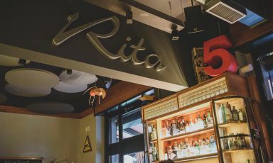I venti anni del Rita, che ha saputo raccontare la Milano che cambia, in venti cocktail speciali