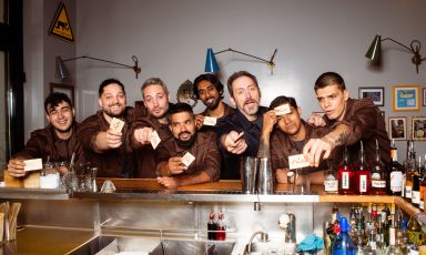 La grande squadra del Rita Cocktail Bar a Milano. Foto Gaia Menchicchi
