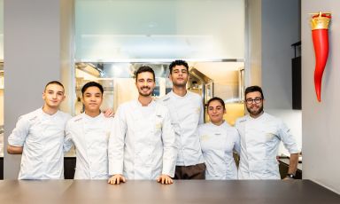 La brigata di Identità Golose Milano capitanata dall'executive chef Edoardo Traverso: da sinistra Mirko Picerno, Josh Bryan Santos, Traverso, Alessio Magistro, Giada Riverso e Giuseppe Trifirò
