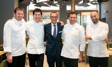 Quattro chef, e un barman, tutti provenienti dal mondo Belmond, gruppo che opera nel campo dell'hôtellerie di lusso. Da sinistra: Fernando Coelho, Davide Bisetto, Walter Bolzonella, Mimmo di Raffaele e Roberto Toro. Tutte le foto sono di OnStageStudio
