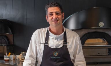 Gioacchino Gargano fotografato con alle spalle il suo Neapolis di Moretti Forni
(le foto sono di&nbsp;La Cook / Gourmet Identity)
