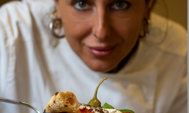 La pizzaiola Roberta Esposito di La Contrada, pizzeria e ristorante di famiglia, ad Aversa (Caserta), con una delle 7 Margherite di Roberta, la Puttanesca, e quindi, filetto di pomodoro San Marzano , burrata pugliese, cocunci e terra di olive nere
