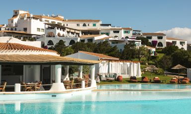 Progettato nel 1965 dall’architetto Michele Busiri Vici su commissione del principe Aga Khan IV, il Romazzino, A Belmond Hotel, Costa Smeralda, è un pregevole esempio di architettura mediterranea
