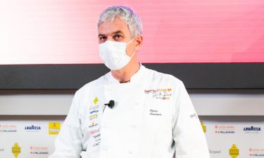 Pietro Leemann ospite di Identità Golose On The Road 2020, fotografato da OnStageStudio.
ISCRIVETEVI A IDENTITÀ ON THE ROAD CLICCANDO QUI. Per info iscrizioni@identitagolose.it o il numero di telefono +39 02 48011841 interno 2215
