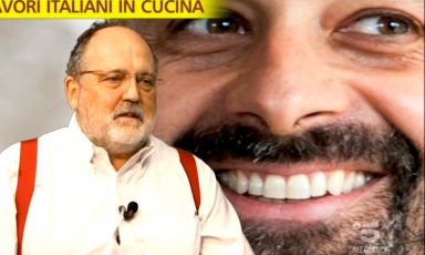 Niko Romito sorridente nel servizio che lo ha visto protagonista a Striscia la notizia. In primo piano Paolo Marchi
