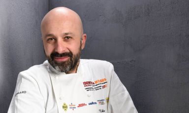 Lo chef del Reale Casadonna nasce come completo autodidatta. Ha iniziato a fare il cuoco per caso, senza alcuna formazione. Ciò nonostante ha deciso di investire, appena ne ha avuto l'occasione, in un progetto molto ambizioso di scuola, la Niko Romito Formazione. Un'idea che ha molto a che fare con il tema della quattordicesima edizione del Congresso di Identità Golose (a Milano dal 3 al 5 marzo)
