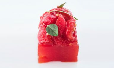 Cocomero e pomodoro​: il piatto dell'estate di Niko Romito (ph Brambilla/Serrani)
