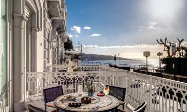 Costruito nel 1912 come residenza privata, l'Hotel Mediterraneo Sorrento fu trasformato in albergo più di 60 anni fa da Antonietta Lauro, nonna Etta, bisnonna e nonna degli attuali proprietari
