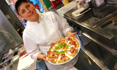 Rosa Casulli, la pizzaiola pugliese divenuta tra le professioniste di riferimento del mondo della pizza al femminile. Una realtà che sta crescendo... Casulli ha vinto il Campionato Mondiale della Pizza nel 2008, successo "in rosa" quest'anno eguagliato dalla coppia formata da Giulia Vicini e Giulia Zanni
