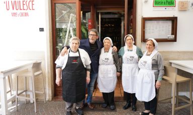 Rosario Di Donna con alcune delle nonne italiane protagoniste del progetto Nonne in cucina, all'ingresso dell'U' Vul&egrave;sce di Cerignola (Foggia)
