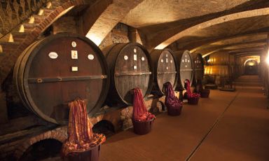 The barrels in the winery founded by Emanuele Alberto di Mirafiore offer a fascinating scene for the display of precious fabrics by historic firm Rubelli. This union with the Mirafiore wines will continue with "Rosso Reale" until January 2015 and will then be presented once again with another project called "Tasting Velvet", during Expo Milano 2015
