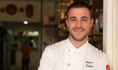 Roberto Paddeu, chef e patron di Frades la Terrazza a Porto Cervo e Frades Milano, sarà a Identità Golose Milano giovedì 24 novembre, in occasione della finale della terza edizione del Premio Mesa. Per prenotare il vostro tavolo, visitate il sito ufficiale dell'Hub
