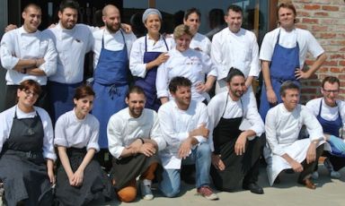 The protagonists of Identità Rubitt 2013, which took place yesterday at the Hangar Bicocca in Milan. Left to right, kneeling: Olimpia Vitale and Carlotta Occhipinti of Alice, Christian Costardi of Cinzia, Cesare Battisti of Ratanà, Paolo Casanova of Dopolavoro, Andrea Besuschio of Pasticceria Besuschio in Abbiategrasso and Luca de Santi ofAl Mercato. Standing: Manuel Costardi of Cinzia, Giovanni Giberti of Pavè, Eugenio Roncoroni of Al Mercato, Alice Delcourt of Erba Brusca, Viviana Varese of Alice, Domenico della Salandra, Matteo Vigotti of Peck and Beniamino Nespor of Al Mercato