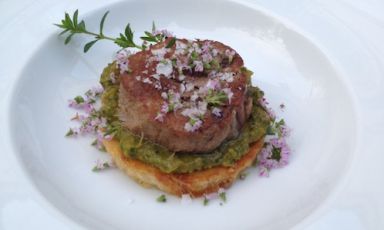 Bread, tongue and green satureja sauce by Cesare Battisti of Ratanà in Milan. His dish will be available this Sunday at Dopolavoro Bicocca in Via Chiese 2 in Milan, on the day of Identità Rubitt, the event that celebrates small dishes of great cuisine from noon to 9.30 pm. Battisti will cook together with Alice Delcourt of Erba Brusca. Tickets are 25 euros (20 euros if you buy them here in advance)