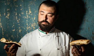 Ruggiero Francavilla, classe '93, barlettano, cresciuto dentro il panificio di famiglia. Dal maggio 2025 &egrave; pizzaiolo di gran talento alla pizzeria Oltre &ndash; Pizza Contemporanea a Barletta. Il lavoro l'ha anche aiutato a superare un periodo di depressione
