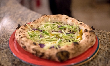 La pizza dedicata a Martina, moglie di Angelo Rumolo: verdure e ortaggi di stagione (adesso: cavolo nero, porri, broccoli, cicoria selvatica)
