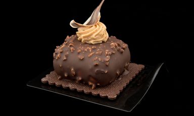 Sablé al cacao, mousse al cioccolato Dulcey con inserto al frutto della passione e glassa rocher, una delle specialità della storica pasticceria veneziana Rosa Salva
